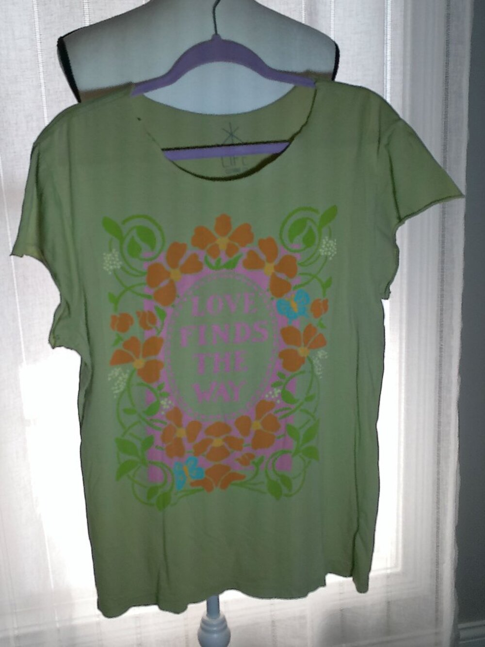 LIFE CLOTHING CO. Short Sleeve Scoop Neck Light Olive Green w/Pink Accents Tee M